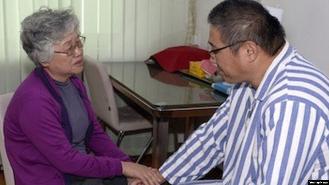 Mẹ của ông Kenneth Bae gặp con trong một bệnh viên ở Pyungyang hôm 11/10/13