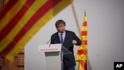 El líder independentista catalán y expresidente regional Carles Puigdemont se dirige a sus seguidores tras llegar cerca del parlamento catalán para asistir al debate de investidura en Barcelona, España, el jueves 8 de agosto de 2024