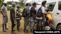 Des Seychellois qui participent à un programme de désintoxication font la queue pour recevoir des médicaments sur l'île de Mahé, où se trouve la capitale Victoria. (Yasuyoshi CHIBA / AFP)