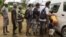 Des Seychellois qui participent à un programme de désintoxication font la queue pour recevoir des médicaments sur l'île de Mahé, où se trouve la capitale Victoria. (Yasuyoshi CHIBA / AFP)
