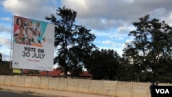 Une affiche de la Commission électorale du Zimbabwe à Bulawayo, le 20 juillet 2018. (S. Mhofu / VOA)