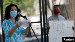 Activistas denuncian abusos en China contra los uigures cerca de la Casa Blanca el 3 de julio de 2020.
