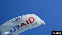 La bandera de USAID ondea fuera del edificio de USAID en Washington DC, EEUU, 1 de febrero de 2025.