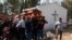 Personas se preparan para enterrar a una persona que falleció en una explosión de un oleoducto, en la localidad de Tlahuelilpan, México.