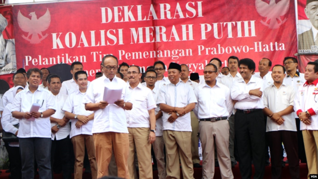 Tim Pemenangan Prabowo-Hatta dalam acara pelantikan di Yogyakarta, Minggu (1/6).
