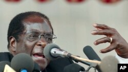 Le président zimbabwéen Robert Mugabe prend la parole lors d'un enterrement à Harare, au Zimbabwe, le 28 août 2005. 