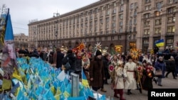 Фото для ілюстрації: Колядники в Києві поблизу меморіалу полеглим воїнам, 25 грудня 2024 року