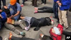 印度尼西亚救援人员正在帮助因雅加达股票交易所大厅天花板坍塌而致伤的人员。（2018年1月15日）