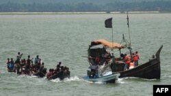 Pejabat Penjaga Pantai Bangladesh di Teknaf, mencegat kapal yang membawa Muslim Rohingya dari Myanmar, saat mencoba menyeberangi sungai Naf ke Bangladesh untuk menghindari kekerasan sektarian, 18 Juni 2012. (Foto: dok).