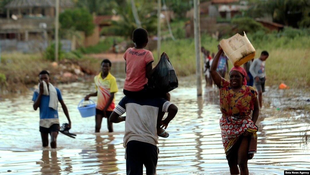 Warga menyebrangi bagian di kota Pemba yang masih terendam banjir di pesisir utara Mozambik, Kamis, 2 Mei 2019 (foto: AP Photo/Tsvangirayi Mukwazhi)