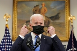 조 바이든 미국 대통령이 지난 28일 백악관 연설에 앞서 마스크를 벗고 있다.