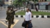 公职配额制度最近引起孟加拉国全国示威，政府已宣布延长宵禁。在首都达卡，一名军人要求一对夫妇返回家中。（2024年7月20日）