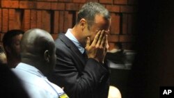 El "Blade Runner" sudafricano, Oscar Pistorius pierde la compostura en un juzgado de Pretoria.