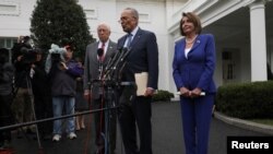 El senador demócrata Chuck Schumer (NY) se dirige a los reporteros -junto a la Presidenta de la Cámara de Reprensentantes, Nancy Pelosi- al salir de una reunión en la Casa Blanca, Washington. Reuters.