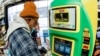 Un client utilise un kiosque automatisé dans un magasin pour acheter des billets de loterie, le 22 janvier 2021, à Cranberry Township, en Pennsylvanie.