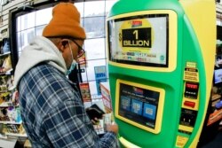 Seorang laki-laki menggunakan kios di toko untuk beli tiket lotere. (Foto: ilustrasi)