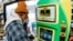 Un client utilise un kiosque automatisé dans un magasin pour acheter des billets de loterie, le 22 janvier 2021, à Cranberry Township, en Pennsylvanie.