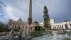 El papa Francisco detrás de un árbol de Navidad de 29 metros de altura y un pesebre mientras aparece en la ventana de su estudio en la Plaza de San Pedro en el Vaticano, el domingo 8 de diciembre de 2024, para bendecir a los fieles y peregrinos en la oración del Ángelus. AP