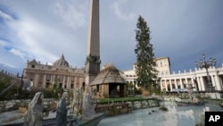 El papa Francisco detrás de un árbol de Navidad de 29 metros de altura y un pesebre mientras aparece en la ventana de su estudio en la Plaza de San Pedro en el Vaticano, el domingo 8 de diciembre de 2024, para bendecir a los fieles y peregrinos en la oración del Ángelus. AP