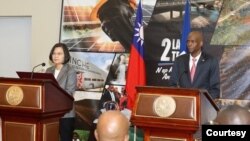 Taiwan’s President Tsai Ing-wen, left, and her Haitian counterpart Jovenel Moise are seen at their joint press conference in Port-au-Prince, Haiti, July 13, 2019. (@jovenelmoise Instagram)