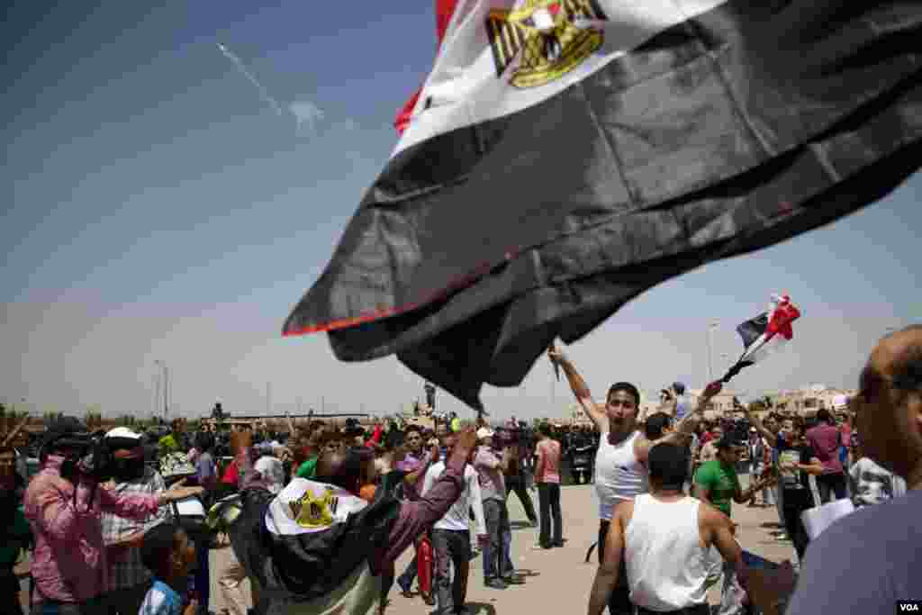 The crowd sets off fireworks as Mubarak is found guilty, June 2, 2012. (VOA/Y. Weeks)