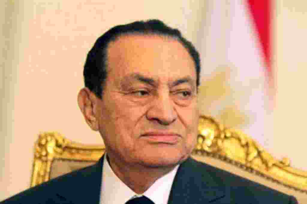 El ex presidente Hosni Mubarak y su familia salieron de El Cairo al resort del Mar Rojo de Sharm el-Sheikh.