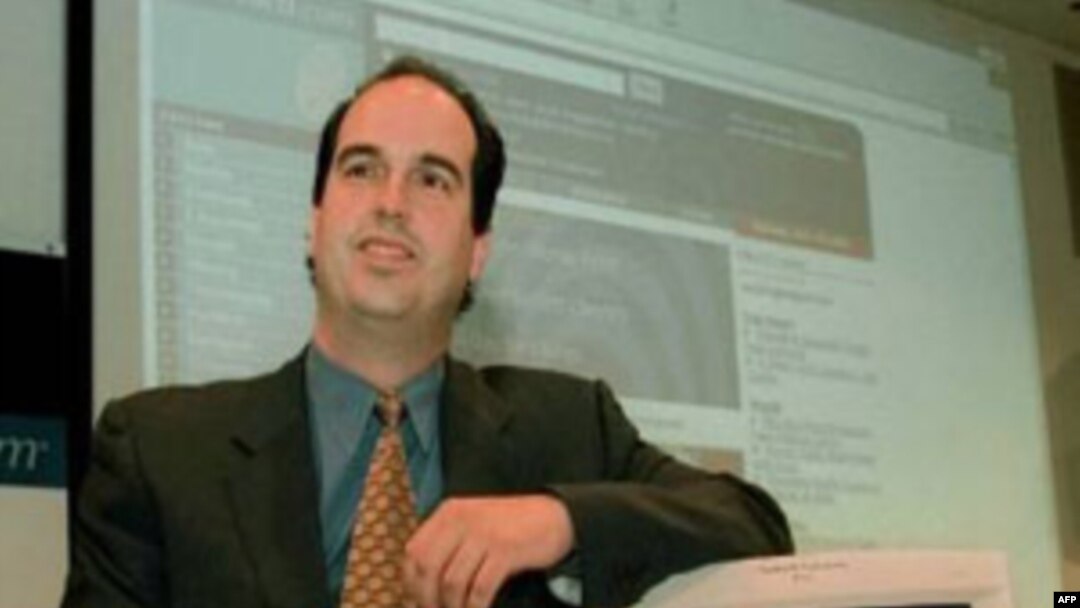 19. oktobra 1999. izvršni direktor internet izdanja Enciklopedije Britanike objavio je da će ceo tekst enciklopedije biti besplatno dostupan na internetu.