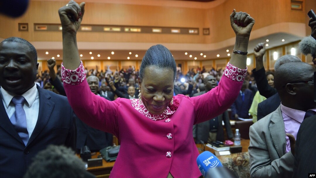 Catherine Samba-Panza (tengah), walikota Bangui, setelah dinyatakan terpilih sebagai Presiden dalam voting anggota parlemen di Bangui (20/1).
