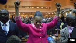 Catherine Samba-Panza (tengah), walikota Bangui, setelah dinyatakan terpilih sebagai Presiden dalam voting anggota parlemen di Bangui (20/1).
