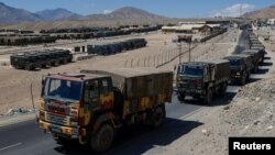 Truk militer terlihat bergerak di kawasan Ladakh, India, 15 September 2020. REUTERS/Danish Siddiqui