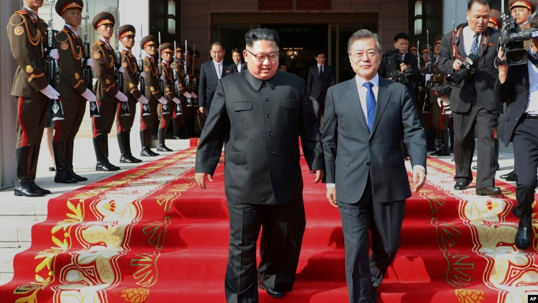 Pemimpin Korea Utara, Kim Jong-un (tengah, kiri) bersama Presiden Korea Selatan, Moon Jae-in di Panmunjom, Korea Utara, 27 Mei 2018. (Foto: dok).