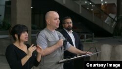 El ministro de Seguridad de Costa Rica, Carlos Soto (centro), acompañado del ministro de Comunicación Juan Carlos Mendoza (der.) y una traductora para discapacitados auditivos, ofrecen conferencia de prensa sobre violencia de grupos xenofóbicos contra nicaraguense el sábado 18 de agosto en San José. Foto: Presidencia Costa Rica.