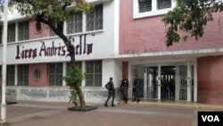 El Liceo Andrés Bello, en Caracas, el centro electoral más grande del país, recibió pocos votantes a lo largo del día en la elección presidencial en Venezuela. Mayo 20 de 2018. (VOA)