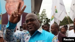 Felix Tshisekedi, chef de la principale opposition congolaise, l'Union pour la démocratie et le progrès social (UDPS), fait des gestes à ses partisans dans la municipalité de Limete, Kinshasa, le 24 avril 2017. 