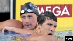 Michael Phelps, kanan, and Ryan Lochte melihat rekor waktu setelah menyelesaikan lomba 200 meter gaya bebas pada Kejuaraan Nasional di Irvine, California Agustus lalu. (foto dok.)