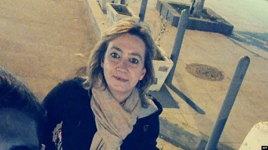 Hella Mewis, warga negara Jerman yang menjalankan program seni di pusat Baghdad mendukung seniman muda, mengendarai sepedanya di ibu kota Irak. (Foto: AFP/Iraqi art collective Tarkib) 