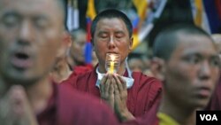 Para biksu Tibet melakukan doa di New Delhi, India (20/10) sebagai solidaritas atas penganut Budha yang ditindas Tiongkok di provinsi Sichuan.