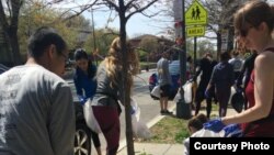 '플로깅(plogging)' 참가자들이 워싱턴 D.C. 거리에서 쓰레기를 줍고 있다. 사진제공=제프 호로위츠