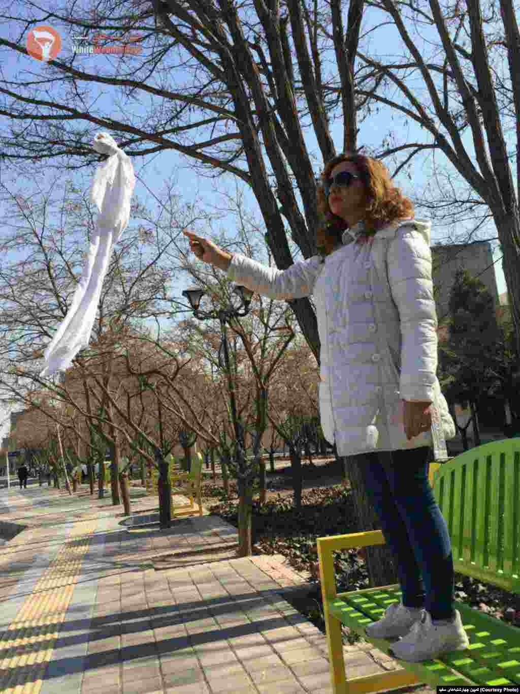 ادامه اعتراض نمادین به حجاب اجباری - عکس زنی که روسری خود را در مشهد بر چوب کرده است.