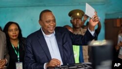 Le president sortant Uhuru Kenya lors du vote à Gatundu, Kenya, 26 octobre 2017.