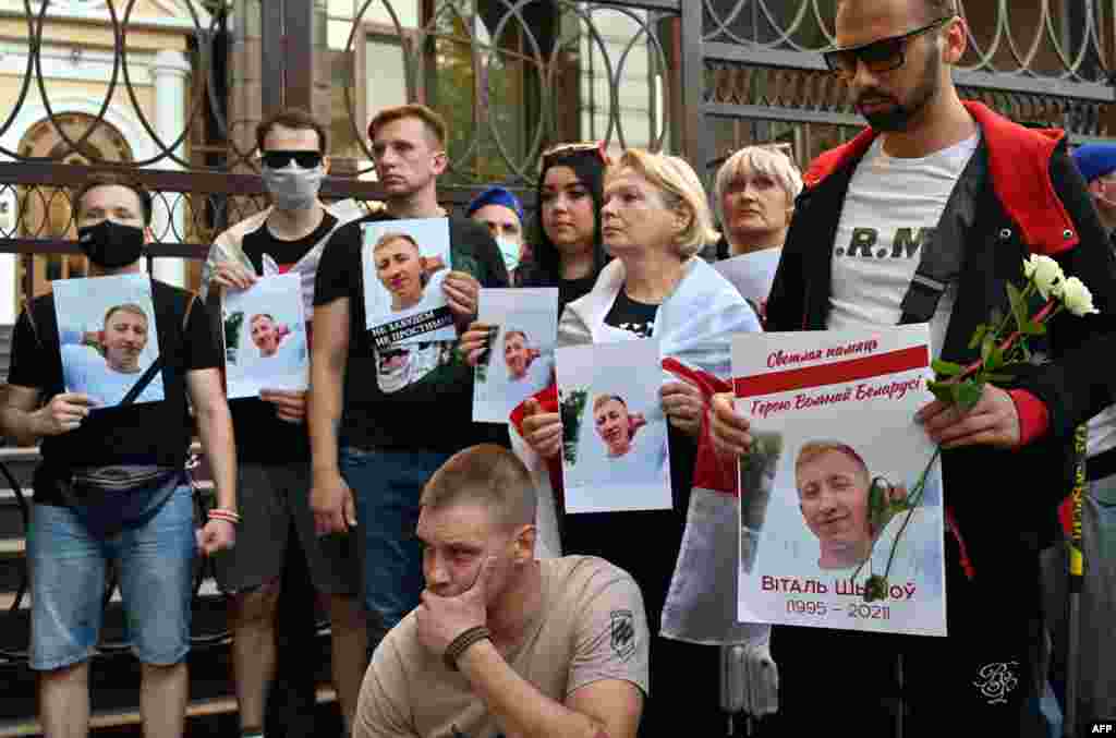 우크라이나 키예프에서 망명 중 숨진 채 발견된 벨라루스 활동가 비탈리 시쇼프의 추모 집회가 열렸다. 