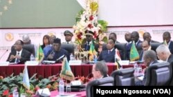 Le président Denis Sassou N’Guesso du Congo, troisième sur la première rangée à partir de la gauche et ses homologues du Niger, Mohamed Issoufou, premier à partir de la gauche, du Tchad, Idriss Deby Ithno, deuxième à partir de la gauche et le Mauritanien Ould Aziz lors d’un sommet sur la Libye à Brazzaville, 27 janvier 2017. (VOA / Ngouela Ngossou)