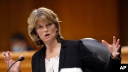 Senator Lisa Murkowski dari Alaska saat menghadiri rapat dengar pendapat dengan Komite Senat untuk Kesehatan, Pendidikan, Tenaga Kerja, Pensun, di Washington, 7 Mei 2020.