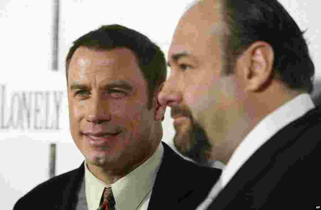 John Travolta y Gandolfini juntos en la premier de su película "Lonely Hearts" .