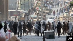 지난 6일 이라크 바그다드에서 시위진압경찰이 반정부 시위대의 시 중심가 진입을 막고 있다.