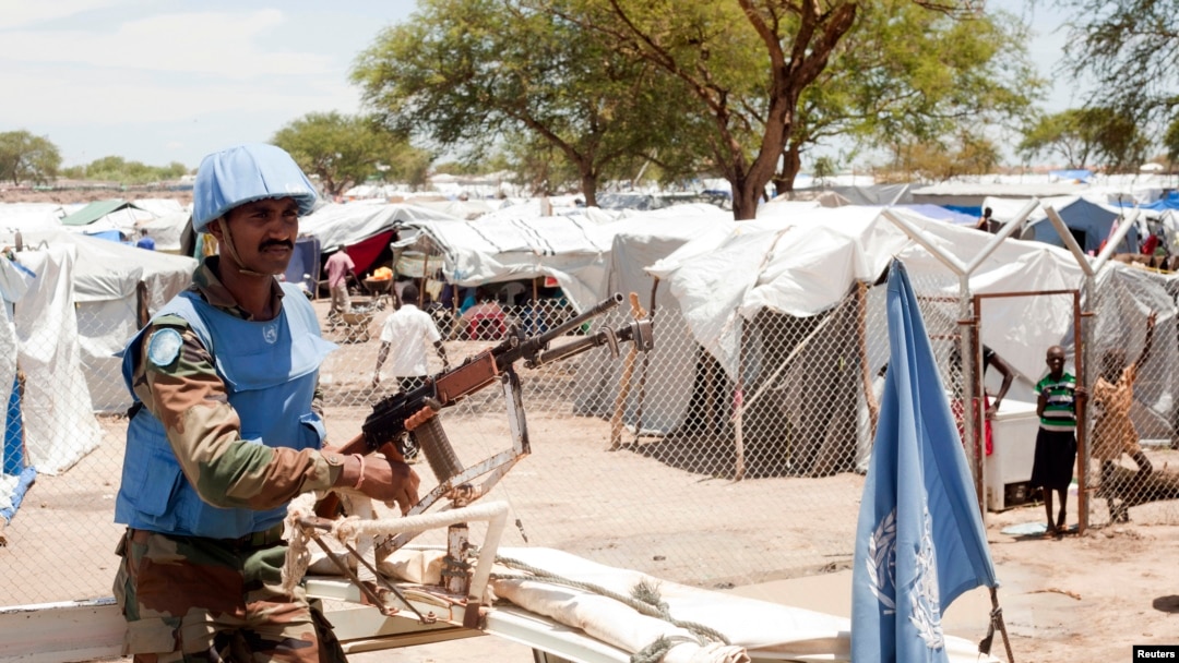 Seorang tentara penjaga perdamaian tengah berjaga di sekitar tenda penampungan pengungsi di kota Bor, negara bagian Jonglei, Sudan Selatan (Foto: dok). China mengirimkan 1.800 tentara untuk bergabung dengan pasukan penjaga perdamaian PBB di wilayah ini.