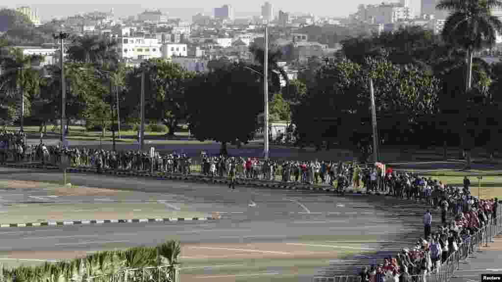 Les Cubains rendent hommage à Fidel Castro sur la place de la Révolution, à La Havane, Cuba, le 28 novembre 2016.