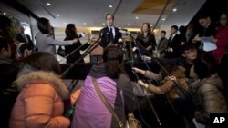 베이징 호텔에서 기자들과 만나는 데이비스 특별대표