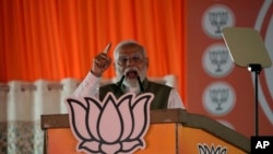 Perdana Menteri India Narendra Modi berpidato pada rapat umum pemilihan di Srinagar, Kashmir yang dikuasai India, Kamis, 19 September 2024. (Mukhtar Khan/AP)