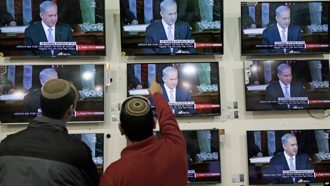 Warga Israel menonton pidato Perdana Menteri Benjamin Netanyahu di Kongres AS, dalam sebuah toko di Netivot (3/3). (AP/Tsafrir Abayov)